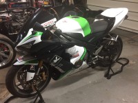 J'ai écrasé ma moto sur la piste de course et j'ai acheté de nouveaux carénages ici. Ils ont rendu ma ZX6R 2005 comme neuve une fois de plus ! L'installation a été facile et les carénages sont toujours aussi beaux 2 ans plus tard. Ce ne sont pas des plastiques de qualité OEM (plus rigides), mais pour le prix, la qualité est acceptable/bonne. Il n'y a eu aucun écaillage ni dommage à la peinture depuis 2 ans que je les ai installés. Achat intelligent.